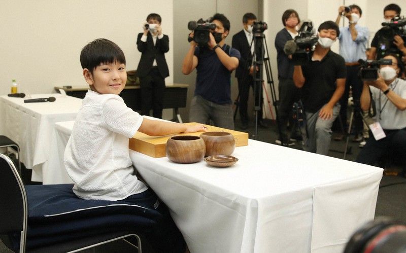 Cậu bé 9 tuổi trở thành kỳ thủ cờ vây chuyên nghiệp của Nhật Bản