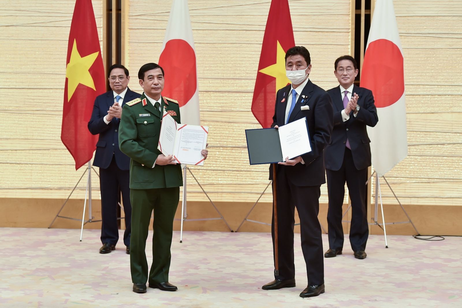 Viet Nam, Japan sign 11 cooperative agreements